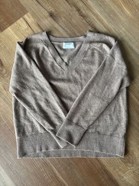 Old Navy Women's V-Neck Sweater in Taupe